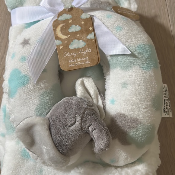 NWT baby blanket and pillow gift set - Picture 2 of 3